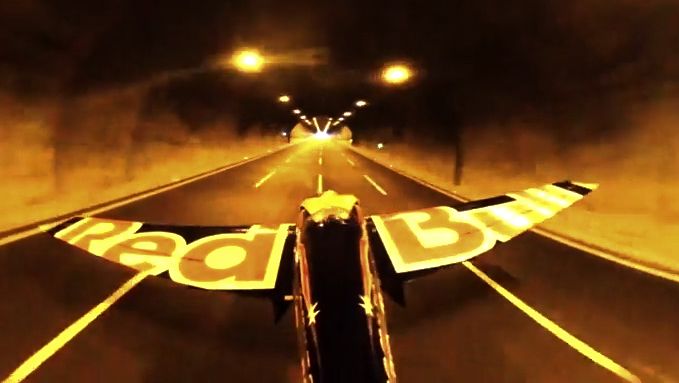 Video z rekordního letu: Ital jako první na světě proletěl dva tunely